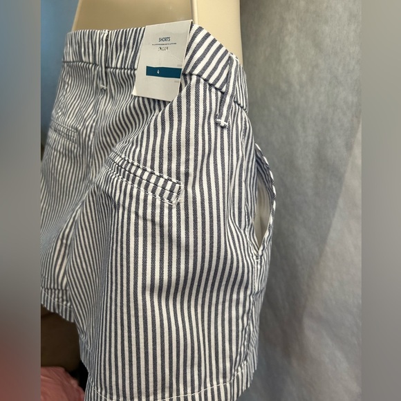 Old Navy flat front Railroad Stripe Shorts w/front pockets NWT. Sz-4. E11 - Picture 3 of 10